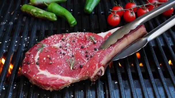 Kost Hovězí Steak Grilu Plamen Otoč Ten Steak Zavřít Zpomalený — Stock video