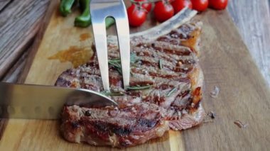 Güvertede biftek var, bıçakla kesilmiş. Kapatın. Yavaş çekim