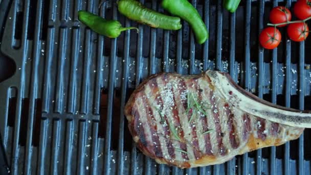 바베큐 그레이트 화염에 쇠고기 스테이크 클로즈업 — 비디오