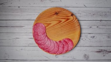 Salam dilimleri, zeytinli bir tabağa uzan. Zaman aşımı. Füme sosis.