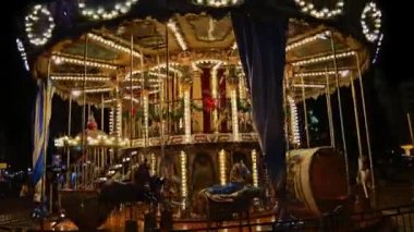 Kutlama atlıkarınca, yeni yıl, merkez meydan, Valencia İspanya 1 Aralık 2023