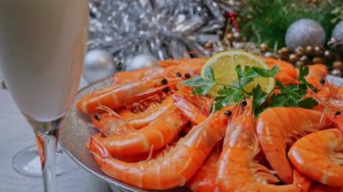 Tabakta karides pişirme, yılbaşı süsü, bardağa şampanya dökme. Kapat.