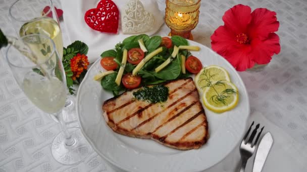 Gegrilltes Schwertfischsteak Mit Frischem Salat Tomaten Und Käse Auf Einem — Stockvideo