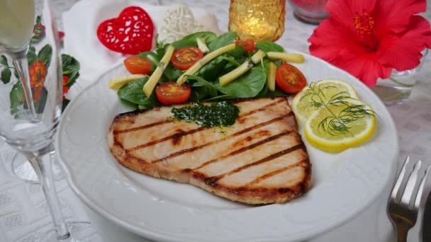 Gegrilltes Schwertfischsteak Mit Frischem Salat Tomaten Und Käse Auf Einem — Stockvideo