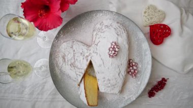 Tabak şeklinde turuncu sünger kek kalbi. Sevgililer Günü şampanyası doldur. 