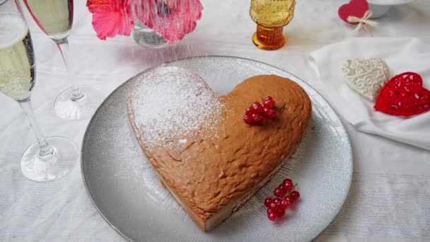 オレンジのスポンジケーキの心臓は 粉砂糖で振りかけるプレートで形作られています シャンパン バレンタインデー — ストック動画