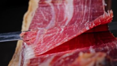 Geleneksel Iberico İspanyol jambonu dilimliyorum Jamon. Bütün bacağını. Kapat.