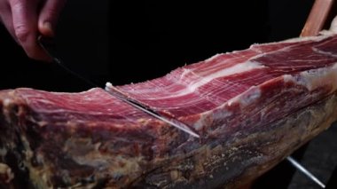 Geleneksel Iberico İspanyol jambonu dilimleyen adam, Jamon. Bütün bacağını. Kapat.