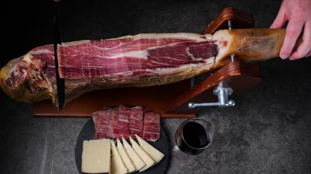 Een Man Die Een Traditionele Iberico Spaanse Ham Snijdt Jamon — Stockvideo