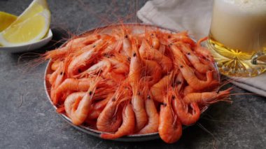 Tabakta küçük karides pişirdim. Bira bardağa dökülüyor.. 