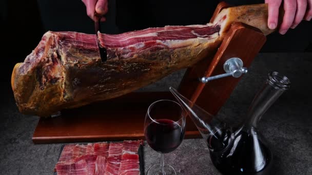 Een Man Die Een Traditionele Iberico Spaanse Ham Snijdt Jamon — Stockvideo