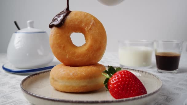 Υγρή Μαύρη Σοκολάτα Χύνεται Στο Ντόνατ Πρωινό Γάλα Φράουλας Κλείσε — Αρχείο Βίντεο