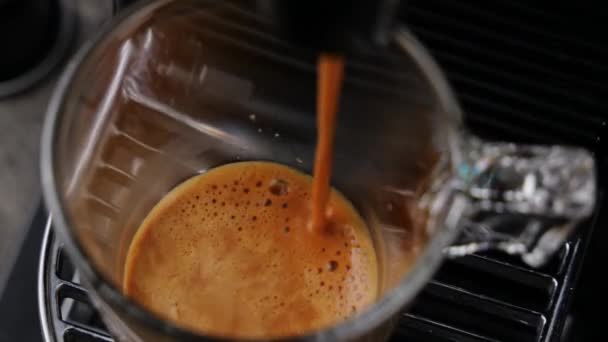 Черный Кофе Пеной Изготовление Черного Эспрессо Ристретто Автоматических Капсулах Кофе — стоковое видео