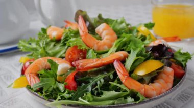 Karidesli taze vejetaryen salatası. Peynirli mozzarella soslu salata. Yavaş çekim