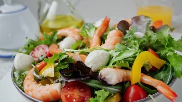 Vegetarische Verse Salade Met Garnalen Mozzarella Kaas Tomaten Arugula Pepers — Stockvideo