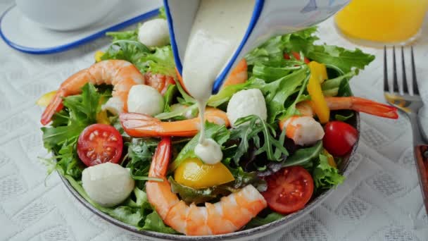 Vegetarischer Frischer Salat Mit Garnelen Mozzarella Käse Tomaten Rucola Paprika — Stockvideo