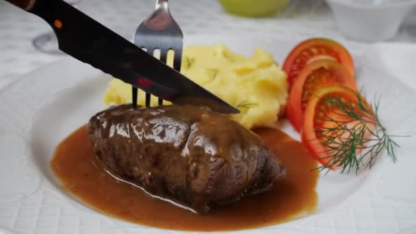 Chef Hand Geschnitten Mit Messer Rindfleisch Rouladen Gefüllt Mit Senf — Stockvideo