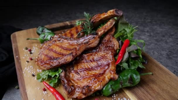 羊排猪排 用新鲜沙拉烤在木制切菜板上 — 图库视频影像
