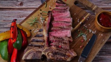 Izgarada ızgara biftek ve ızgara sebze. Tahta kesme tahtası.