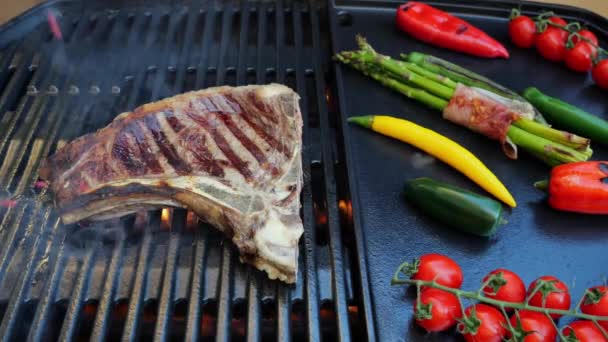 Carne Res Bone Filete Parrilla Espolvorear Con Especias Sal Granos — Vídeos de Stock