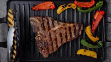 Izgarada sebzeli biftek ızgarası. Üst görünüm