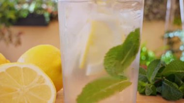 Buzlu, köpüklü, naneli ve limonlu bir içecek. Açık havada.