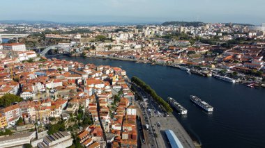 Douro nehri kıyısındaki eski Porto kasabası, Portekiz hava fotoğrafı 10 Mayıs 2024