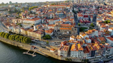 Douro nehrindeki eski Porto kasabası, Portekiz hava fotoğrafı 12 Mayıs 2024. Gün batımı