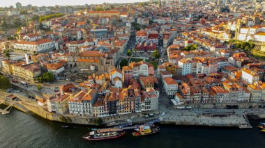 Douro nehrindeki eski Porto kasabası, Portekiz hava fotoğrafı 12 Mayıs 2024. Gün batımı