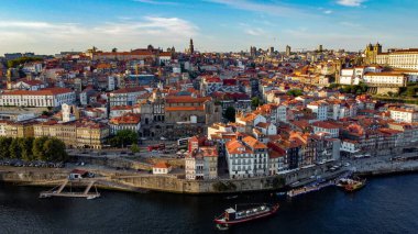 Douro nehrindeki eski Porto kasabası, Portekiz hava fotoğrafı 12 Mayıs 2024. Gün batımı