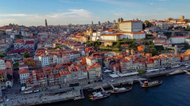 Douro nehrindeki eski Porto kasabası, Portekiz hava fotoğrafı 12 Mayıs 2024. Gün batımı