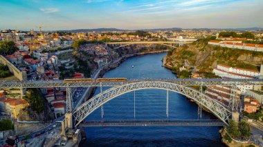 Douro nehri kıyısındaki eski Porto kasabası, Portekiz hava fotoğrafı 15 Mayıs 2024. 