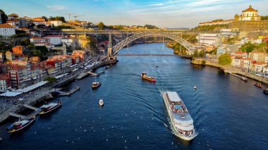 Douro nehri kıyısındaki eski Porto kasabası, Portekiz hava fotoğrafı 15 Mayıs 2024. 