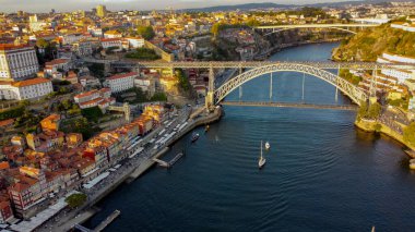Douro nehri kıyısındaki eski Porto kasabası, Portekiz hava fotoğrafı 15 Mayıs 2024. 