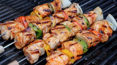 Barbekü şişleri, ızgarada tavuk göğsü pişirmek. Tavuk Şiş Kebap