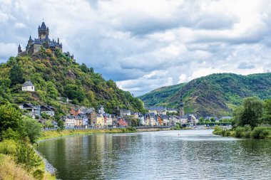 Almanya 'nın Moselle nehri üzerindeki Cochem şehri ve kalenin manzarası