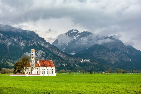 Pohled Zámek Neuschwanstein Kostel Colomana Alpách Podzim — Stock fotografie