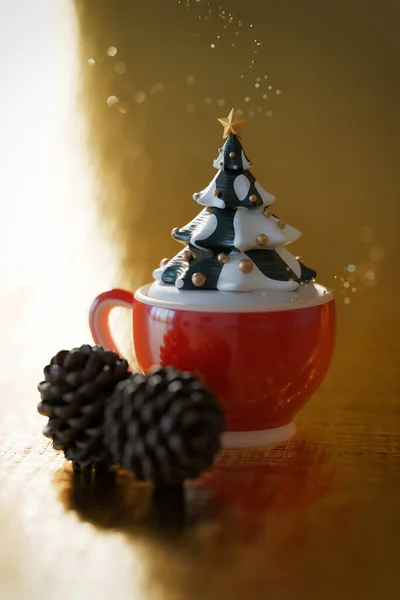 Kahve Fincanından Büyüyen Bir Noel Ağacı Resmi Altınla Kaplı Parlak — Stok fotoğraf