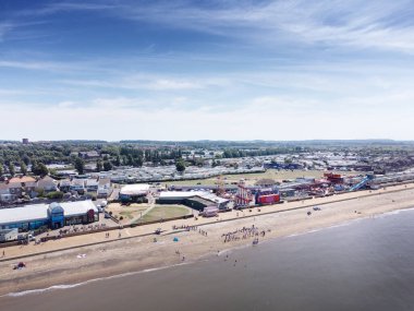 Denizin üzerindeki hava manzarası Norfolk 'taki deniz kenti Hunstanton' a bakıyor.