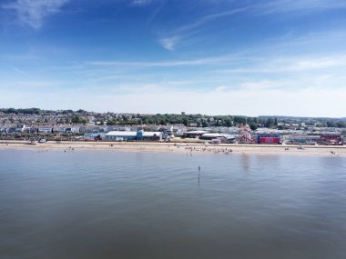 Denizin üzerindeki hava manzarası Norfolk 'taki deniz kenti Hunstanton' a bakıyor.