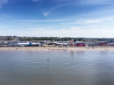Denizin üzerindeki hava manzarası Norfolk 'taki deniz kenti Hunstanton' a bakıyor.
