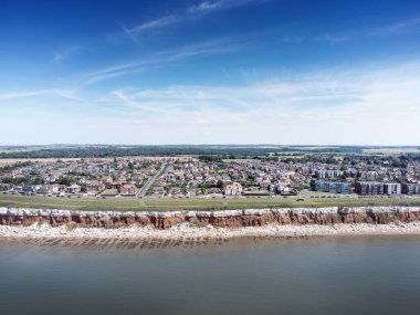 Denizin üzerindeki hava manzarası Norfolk 'taki deniz kenti Hunstanton' a bakıyor.