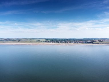 Denizin üzerindeki hava manzarası Norfolk 'taki deniz kenti Hunstanton' a bakıyor.