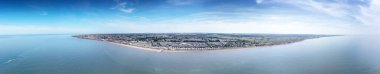 Denizin üzerindeki panoramik hava manzarası Norfolk 'taki deniz kenti Hunstanton' a bakıyor.
