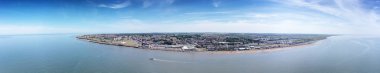 Denizin üzerindeki panoramik hava manzarası Norfolk 'taki deniz kenti Hunstanton' a bakıyor.