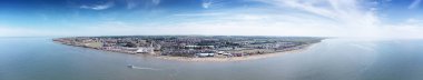 Denizin üzerindeki panoramik hava manzarası Norfolk 'taki deniz kenti Hunstanton' a bakıyor.
