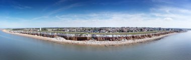 Denizin üzerindeki panoramik hava manzarası Norfolk 'taki deniz kenti Hunstanton' a bakıyor.