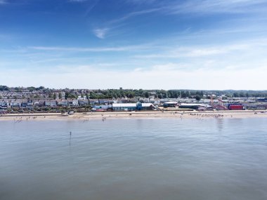 Denizin üzerindeki hava manzarası Norfolk 'taki deniz kenti Hunstanton' a bakıyor.