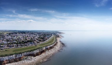 Denizin üzerindeki hava manzarası Norfolk 'taki deniz kenti Hunstanton' a bakıyor.