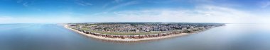 Denizin üzerindeki panoramik hava manzarası Norfolk 'taki deniz kenti Hunstanton' a bakıyor.